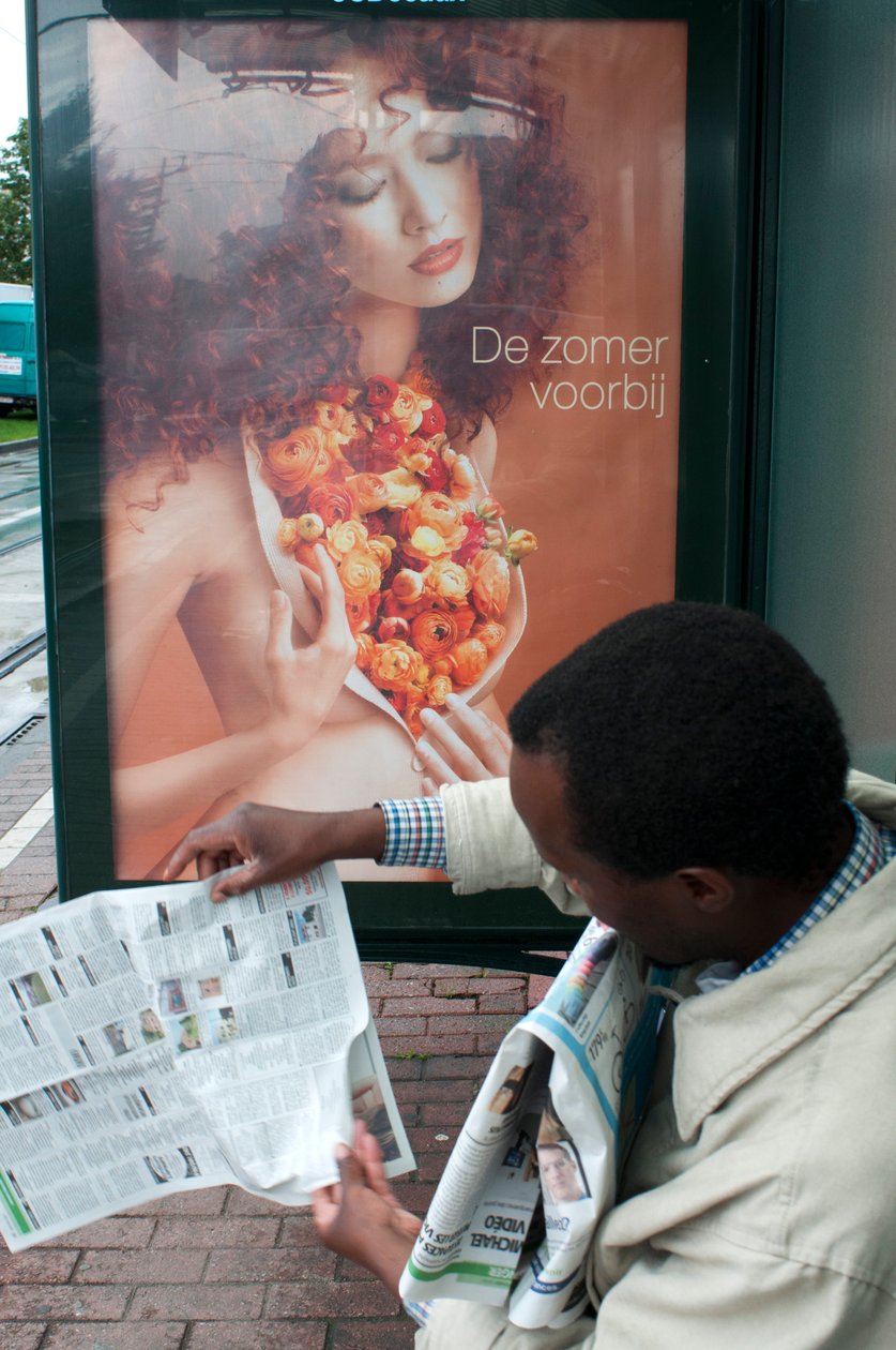 Férfi újságot olvas a brüsszeli villamosmegállóban Brüsszelben, Belgiumban alkotó: Unbekannt Unbekannt
