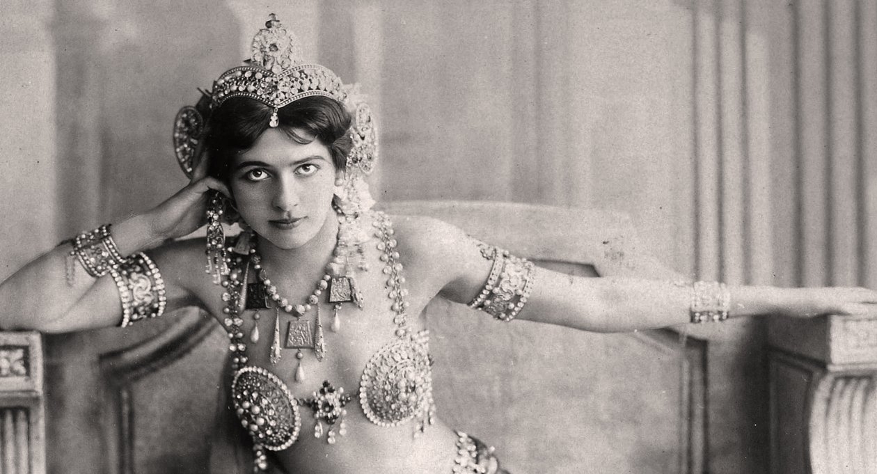 Mata Hari drágaköves bikinit visel. 1910 körül alkotó: Unbekannt Unbekannt
