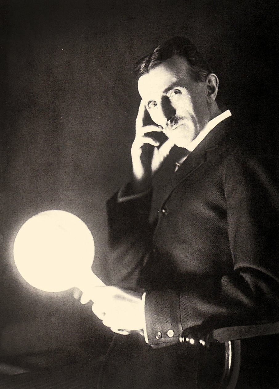 Nikola Tesla portréja, amint egy izzót tart egy Tesla tekercs elektromágneses mezőjével, 1899 alkotó: Unbekannt Unbekannt