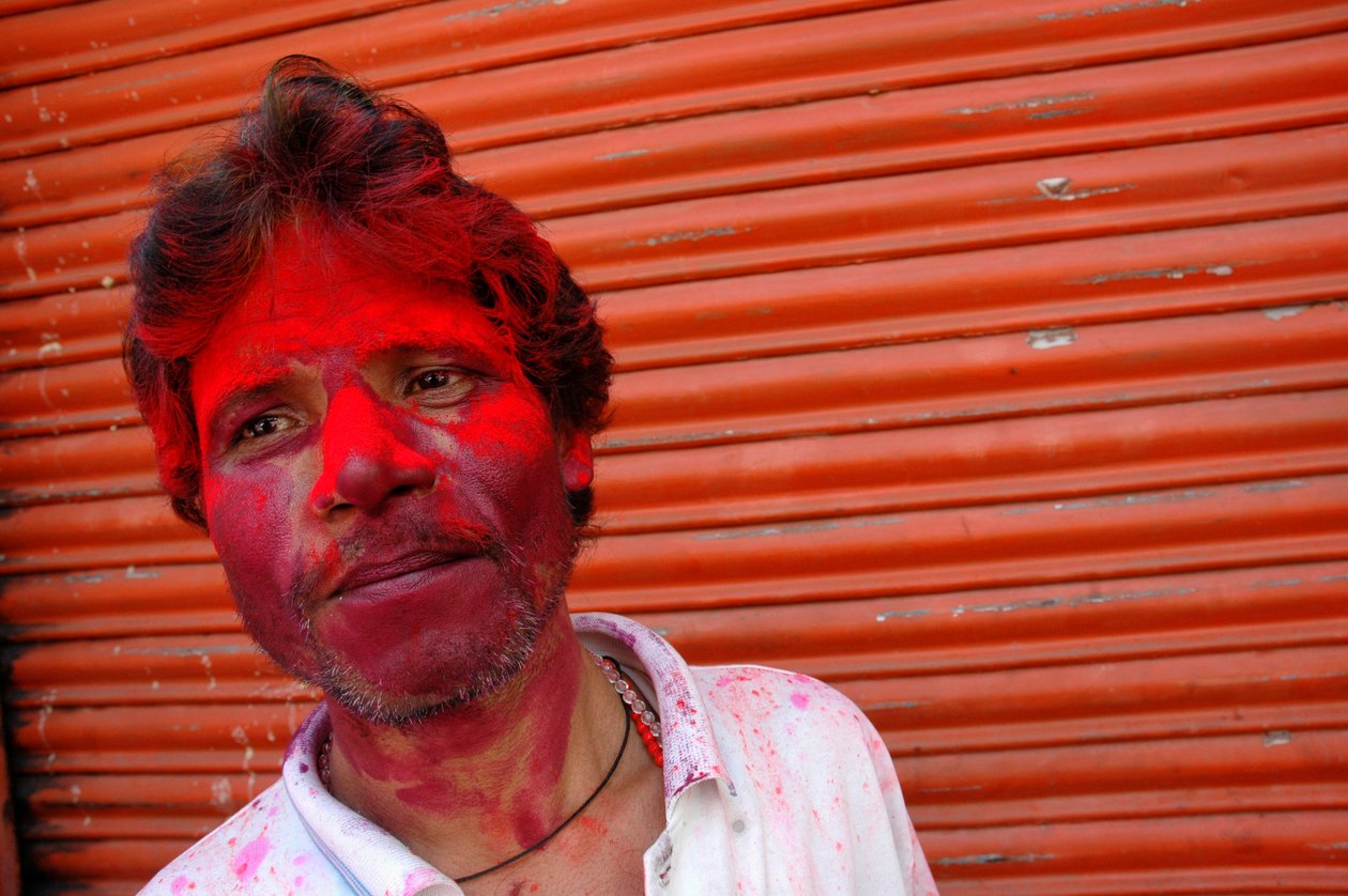 Portréja egy színes maszatos férfi a holi fesztiválján. Kolkata, India. 2007. március 4. alkotó: Unbekannt Unbekannt