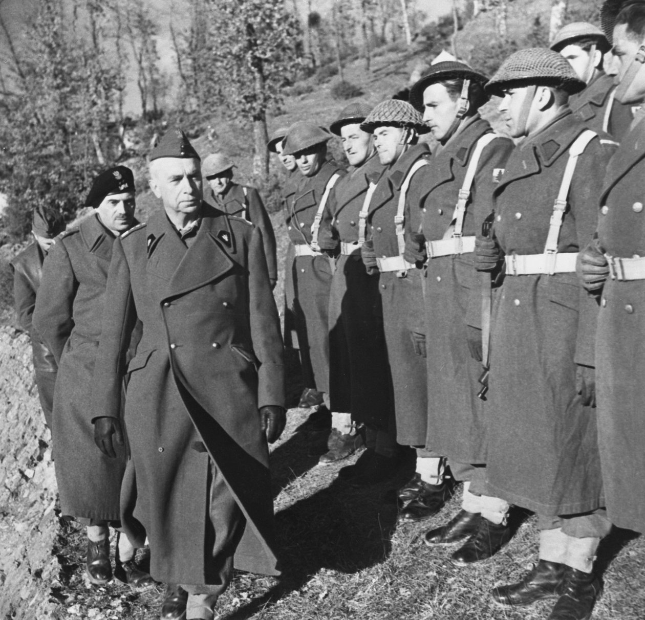 A cassinói csata: Kazimierz Sosnkowski tábornok, a lengyel erők főparancsnoka a Wladyslaw Anders tábornok parancsnoka által vezetett 2. lengyel hadtestnél tett látogatása során, 1944. március 30. alkotó: Unbekannt Unbekannt