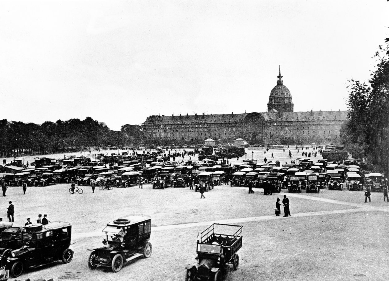 A marne-i taxisok a párizsi Invalidusoknál gyülekeztek, indulásra készen, hogy csapatokat szállítsanak az 1914. szeptemberi első marne-i csatára. alkotó: Unbekannt Unbekannt