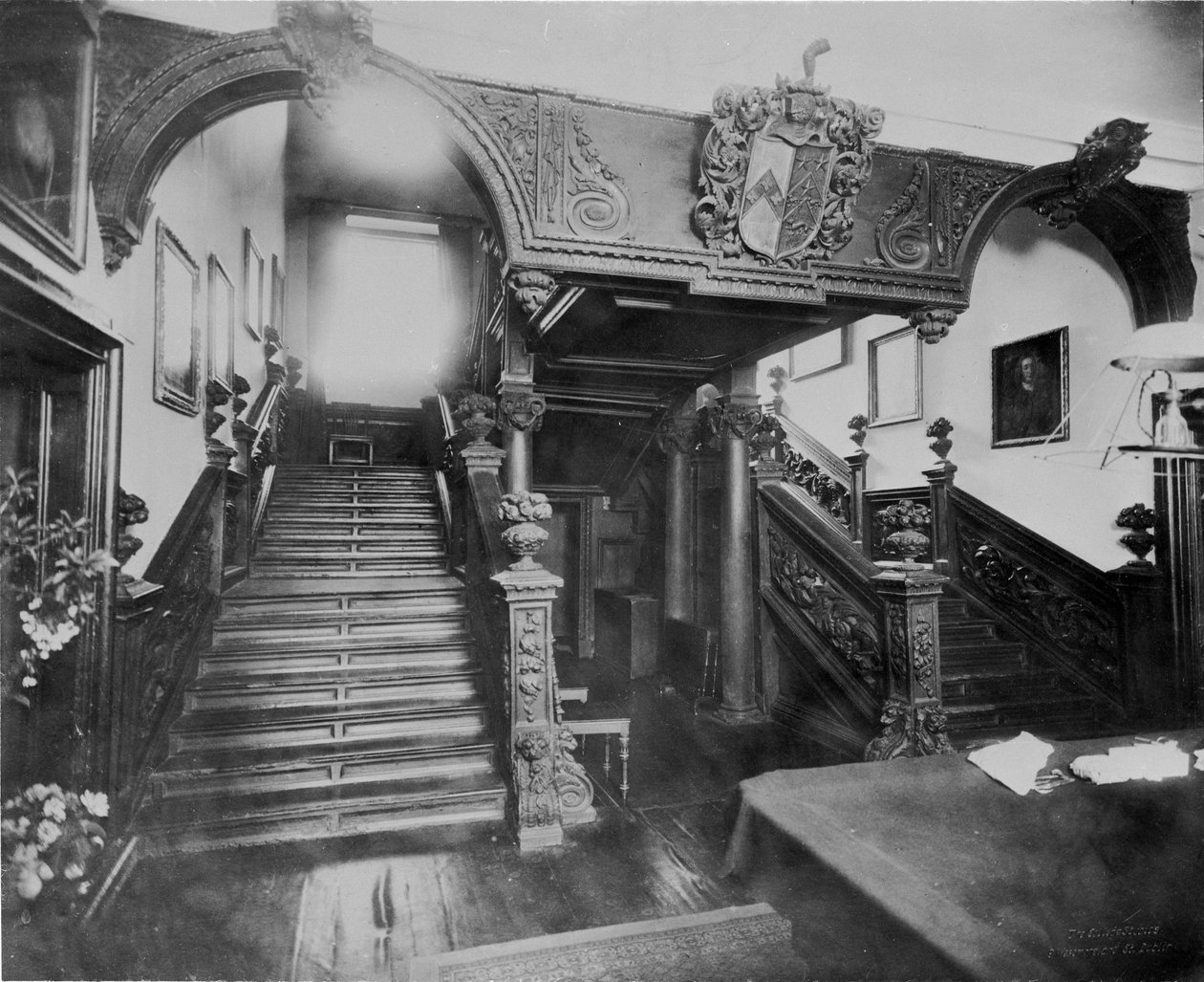 Az Eyrecourt Castle lépcsőháza, Co. Galway, Írország, 1890 körül alkotó: Unbekannt Unbekannt