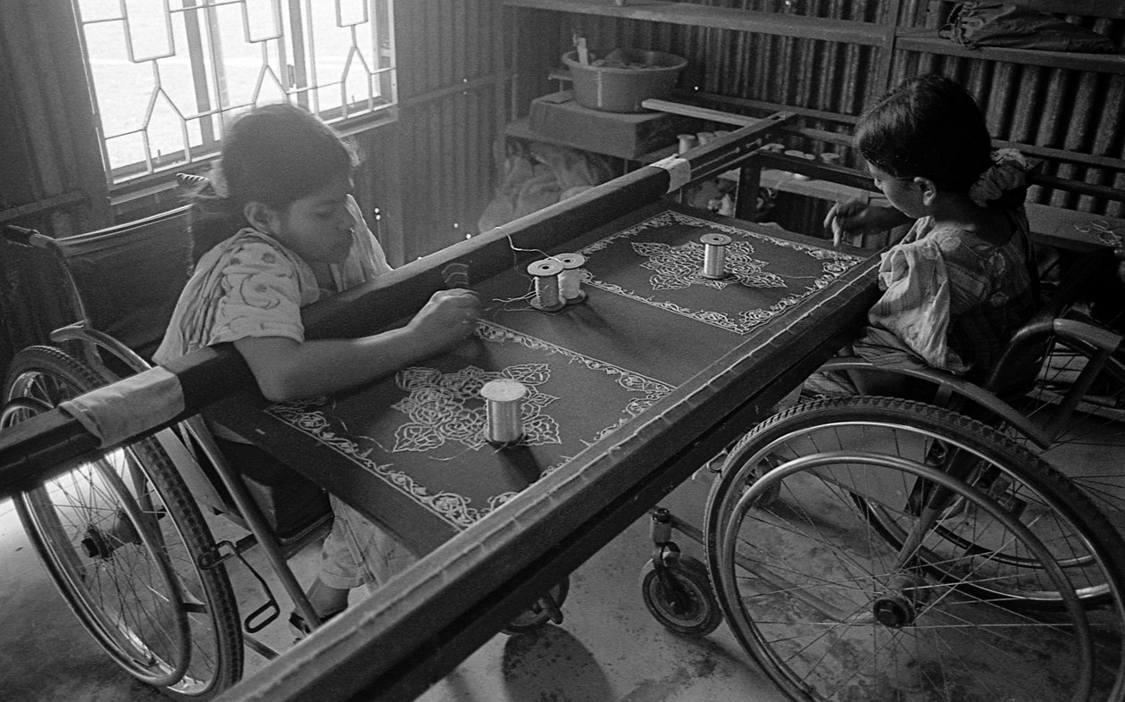 Két mozgássérült lány hímzi a ruhákat a Bénultak Rehabilitációs Központjában, a CRP Savarban (Dhaka, Banglades). 2005. alkotó: Unbekannt Unbekannt