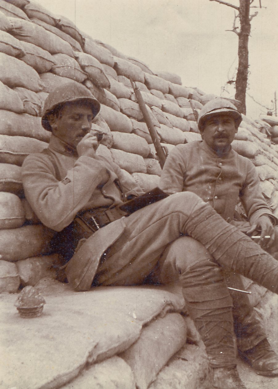 Két katona dohányzik egy lövészárokban, első világháború, 1914-18 alkotó: Unbekannt Unbekannt
