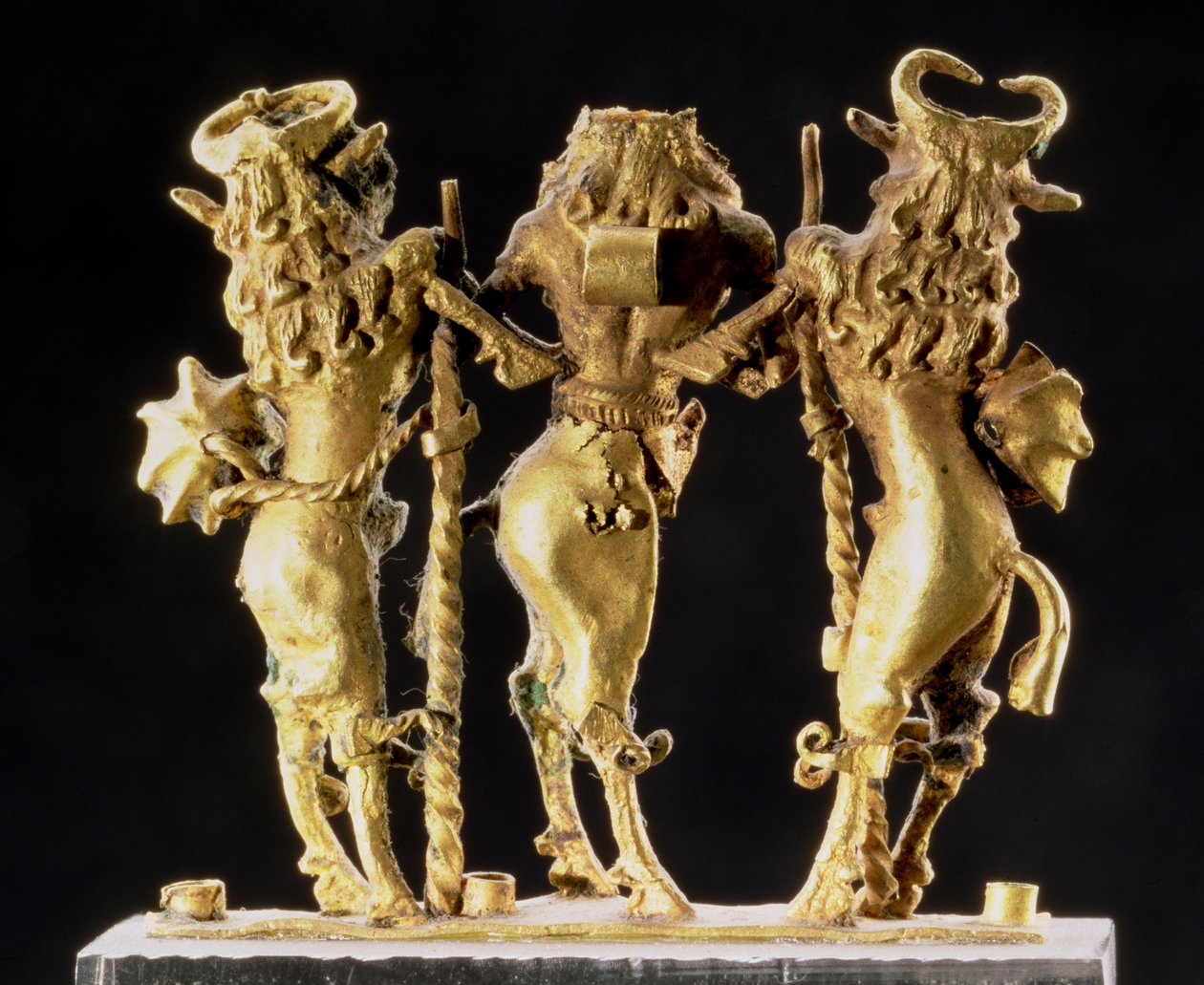 00319 Medál három félig ember, félig bika figura formájában, mezopotámiai, Kr.e. 2600-2340 (arany) alkotó: Unbekannt