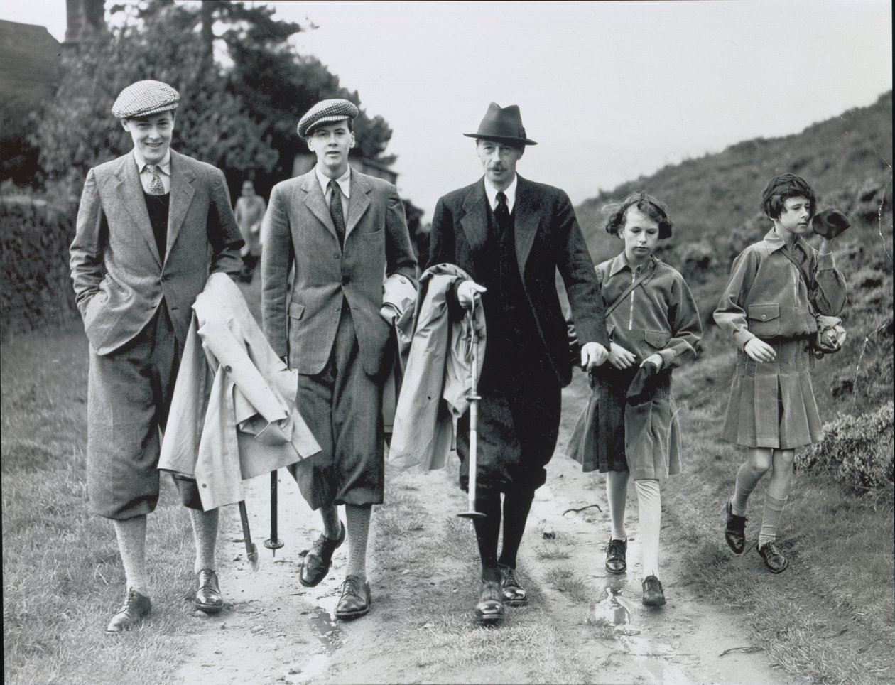 10. herceg négy gyermekével, Billyvel, Andrew-val, Anne-nel és Elizabeth-tel a Bolton Abbeyben, 1938 körül (f/w fotó) alkotó: William M. Timlin