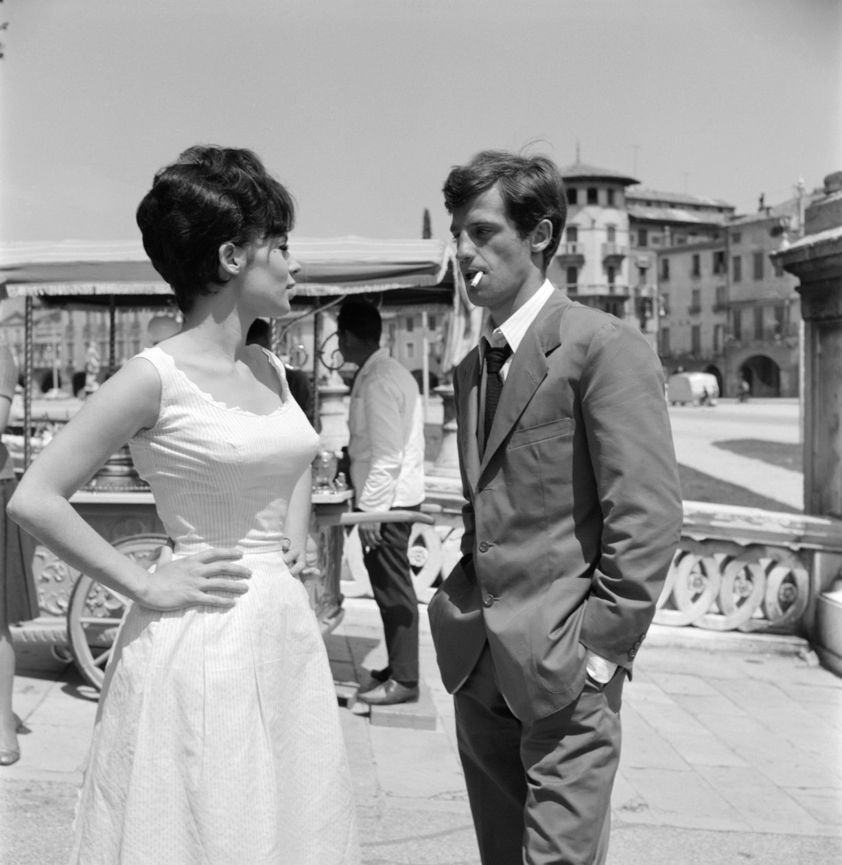 ABANO TERME (OLASZORSZÁG): A „” A csalók” film forgatása: A SZÍNÉSZ JEAN-PAUL (jean paul) BELMONDO ÉS A SZÍNÉSZNŐ, PASCALE PETIT - 1960 alkotó: Unbekannt