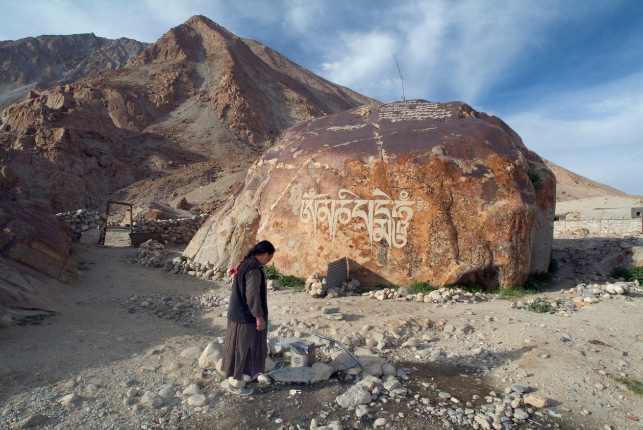 Egy ladakhi falusi nő vizet hoz egy kommunális csőből, Tangtse, Ladakh, India (fotó) alkotó: Unbekannt