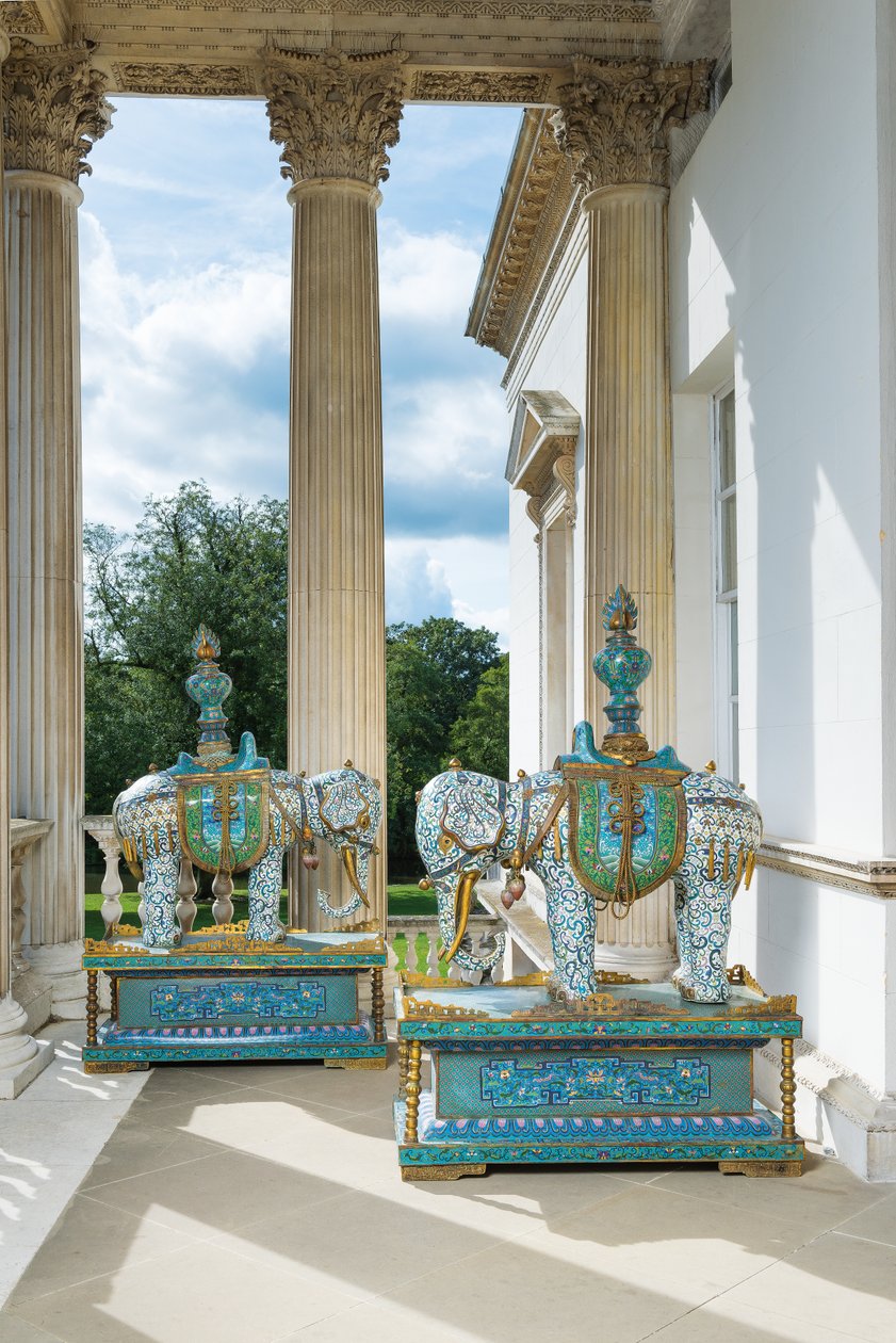 Egy pár nagy kínai Cloisonne zománcozott elefánt állványokon, c. 1900 (Cloisonne Enamel) alkotó: Unbekannter Künstler