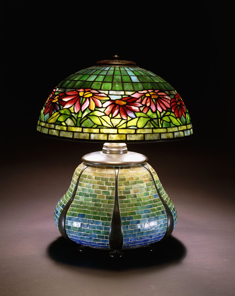Egy "Poinsettia" ólmozott üveg asztali lámpa, kb. 1902-1932 alkotó: Unbekannt