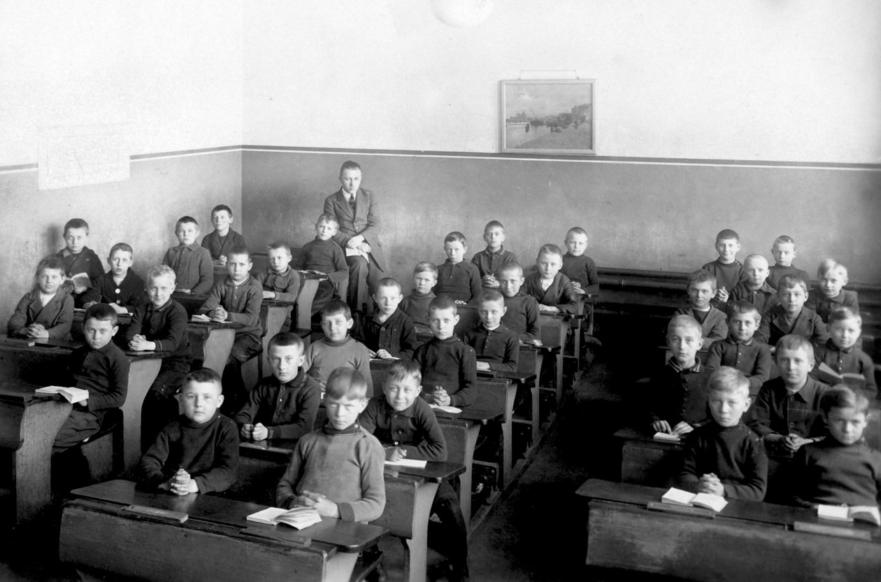 Egy fiúosztály, az iskolások egyenruhában. alkotó: Unbekannter Künstler