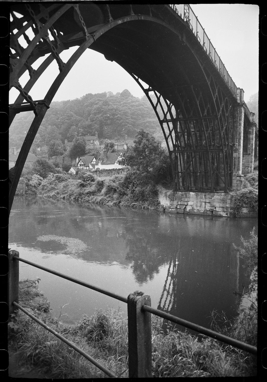 Az Iron Bridge, Iron Bridge, Ironbridge, The Gorge, Telford and Wrekin, Egyesült Királyság, 1955-82 körüli képének általános képe (f/w fotó) alkotó: Unbekannter Künstler