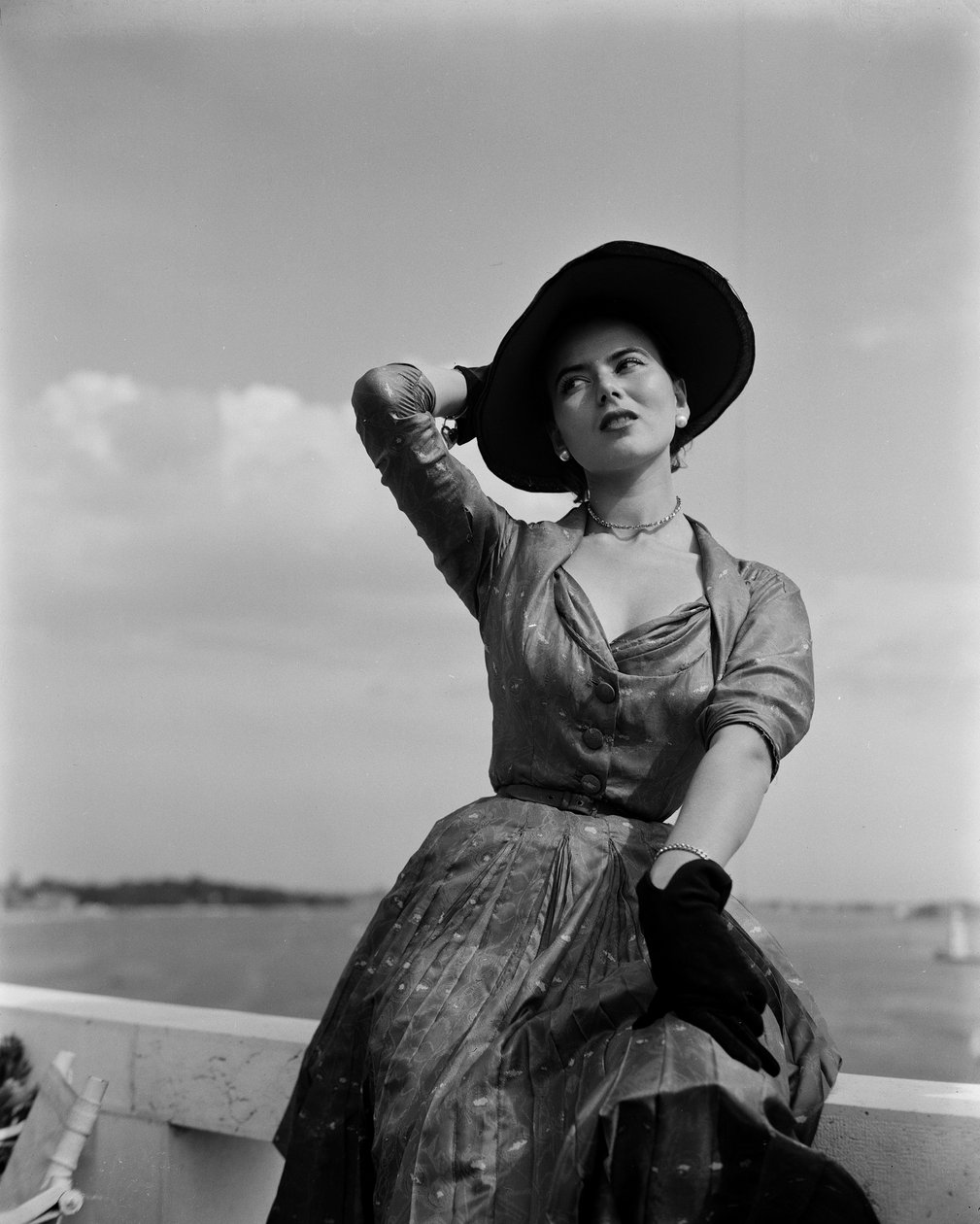 Christian Dior divatot viselő modell Velencében, 1951. június 3.: Fekete kesztyű és sapka alkotó: Unbekannt