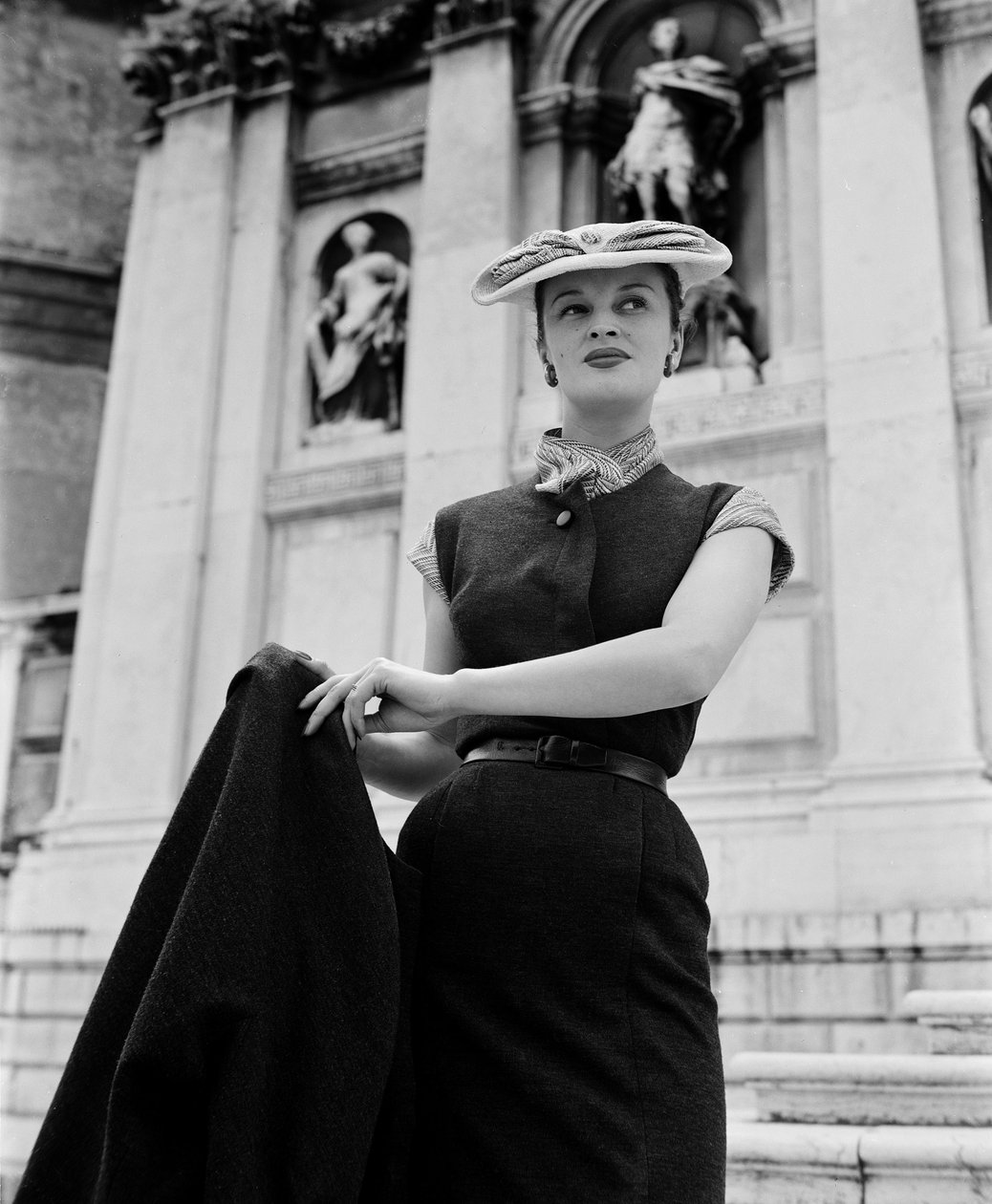 Christian Dior divatot viselő modell Velencében, 1951. június 3.: A La Salute kívül alkotó: Unbekannt