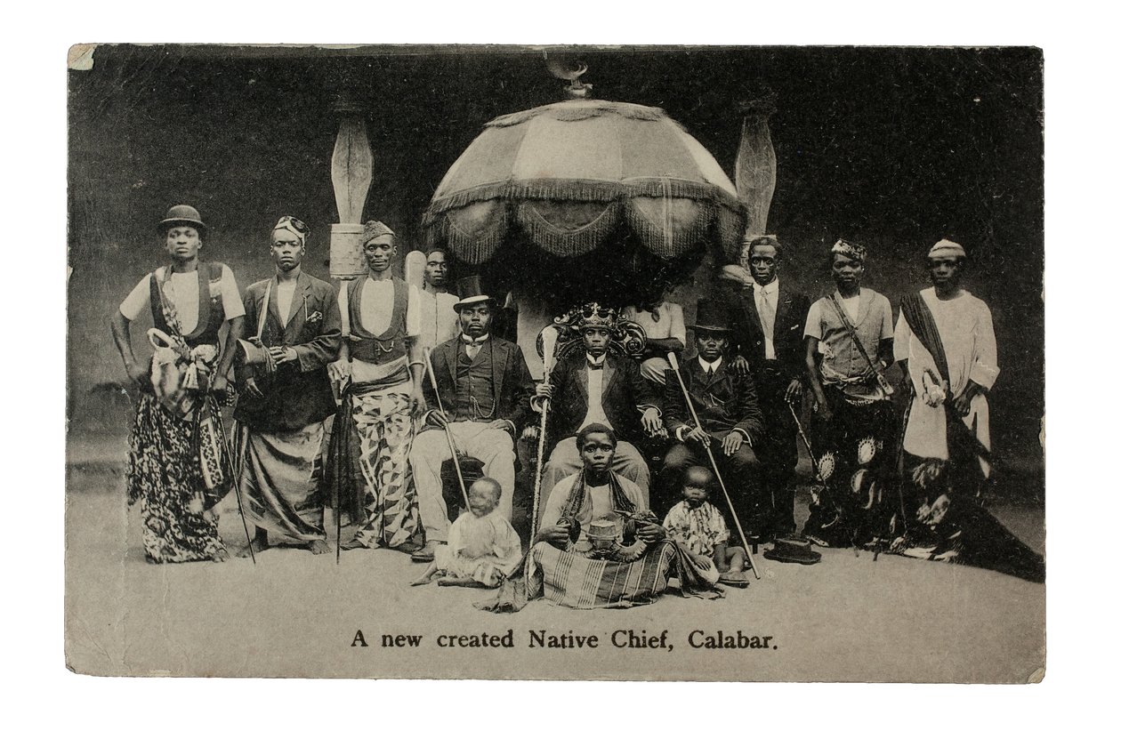 Egy újonnan létrehozott bennszülött főnök, Calabar, Nigéria, 1910 körül (litho) alkotó: Unbekannt