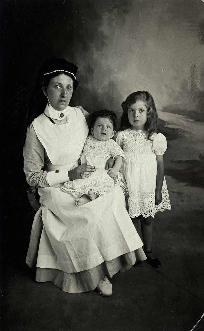 Gyermekekkel pózoló „ápolónő” az 1920-as években. alkotó: William M. Timlin