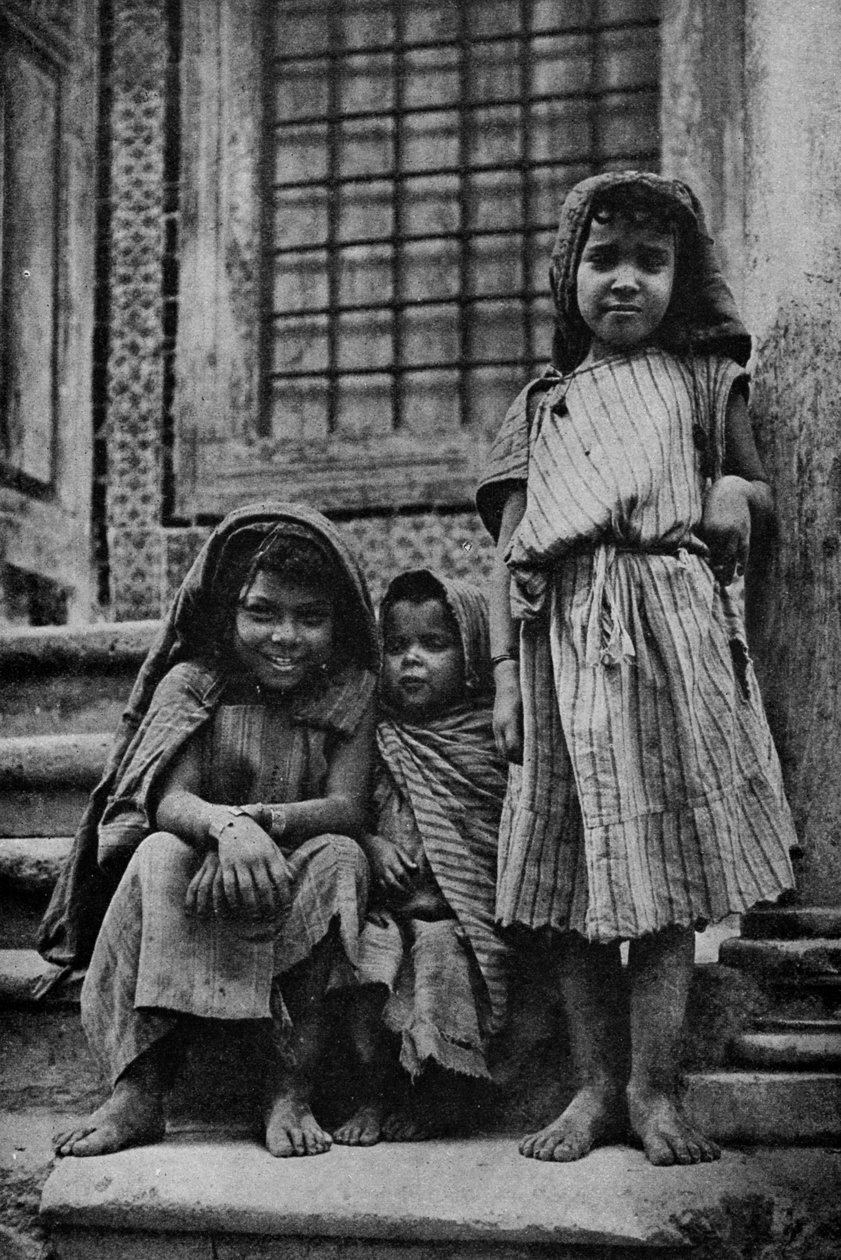Afrika. Fennálló utcai arabok egy mecset előtt Tuniszban. 1920 alkotó: Unbekannt