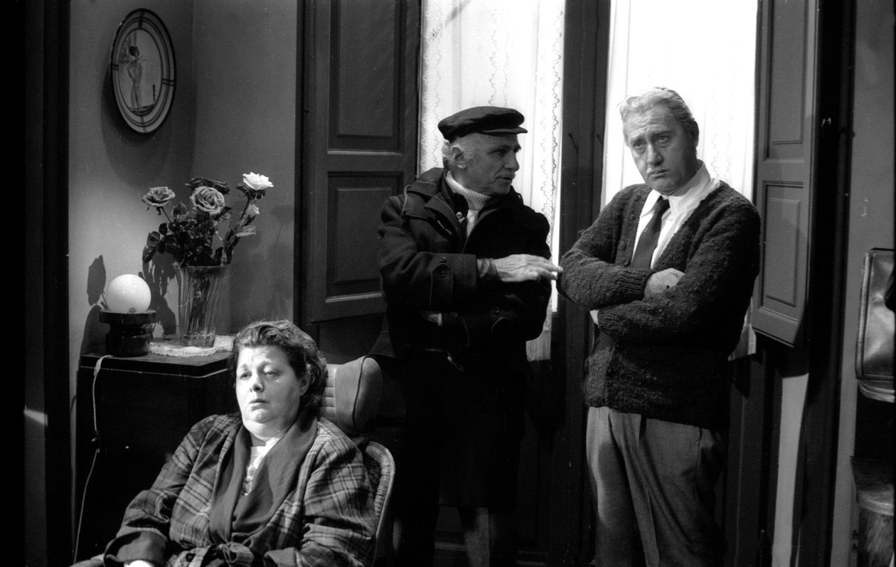 Alberto Sordi, Mario Monicelli és Shelley Winters az Un borghese piccolo piccolo színpadán, Mario Monicelli rendezésében alkotó: Unbekannt