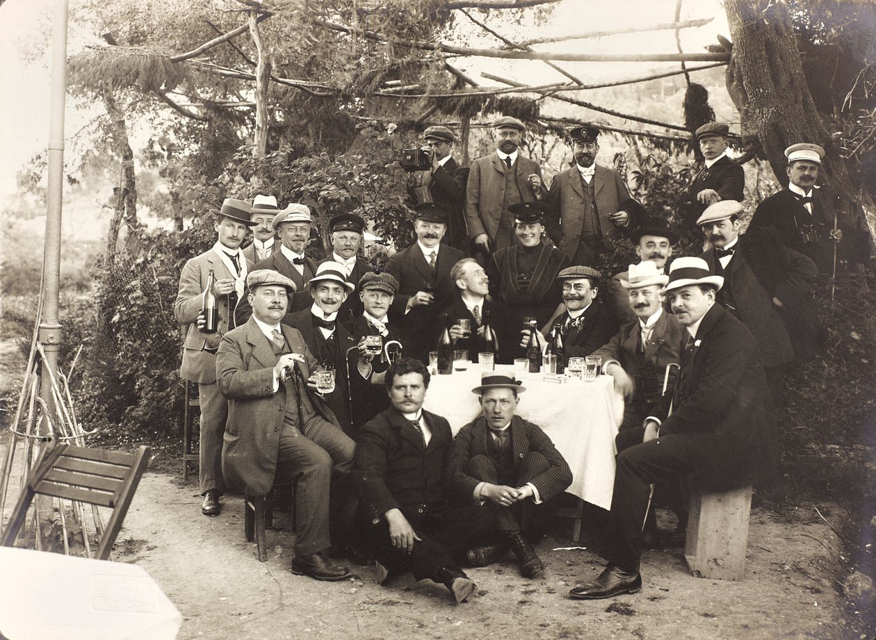 Album "Meine mittelmeer-reise 1910": Pózoló emberek csoportja, miközben a kertben koccintanak. alkotó: Unbekannter Künstler