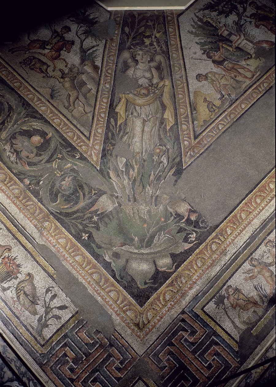 Az ősz allegorikus alakja, az évszakokat és a vadászjeleneteket ábrázoló mozaikburkolat részlete, a római Daphne-i Constantinian-villából, i.sz. 325-330 körül (márvány, mészkő és üvegmozaik) alkotó: Unbekannt