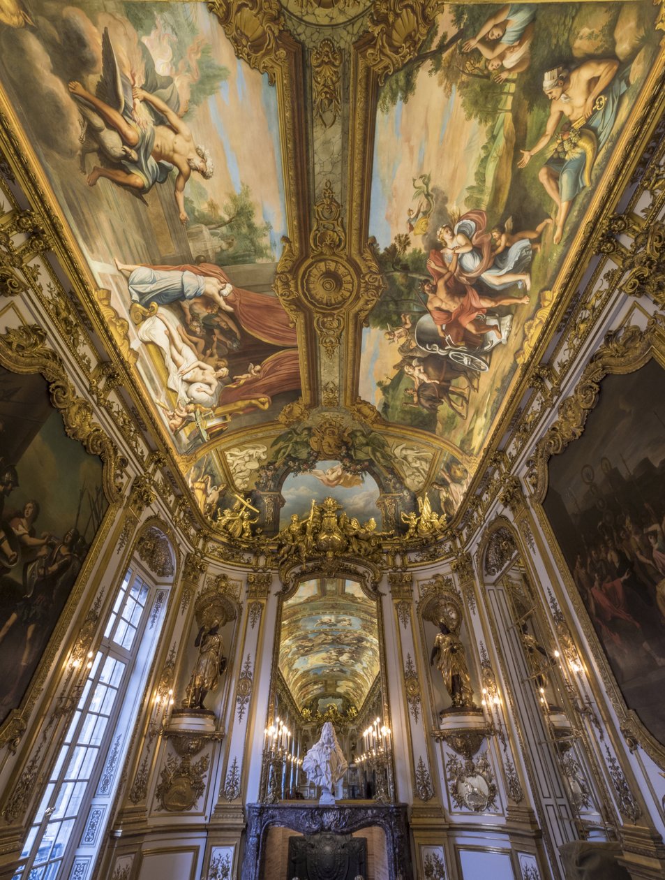 Tűz és Föld allegóriája a boltozaton. A Galerie doree boltozatának festménye, Francois Perrier (1594-1649) alkotó: Unbekannt