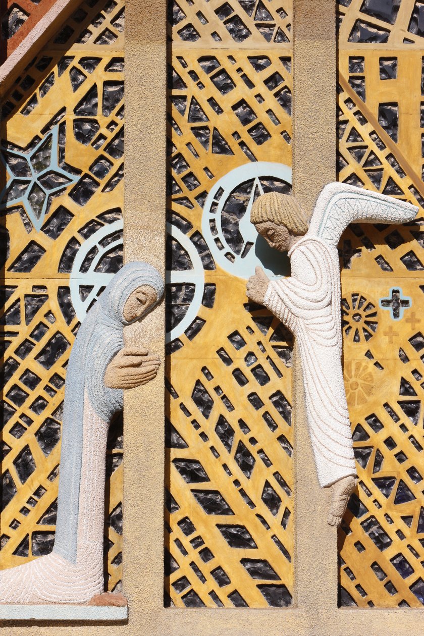 Angyali üdvözlet szobra a Notre-Dame de Consolation templomban Raymond Vaillant tervei alapján, Hyeres, Franciaország alkotó: Unbekannt
