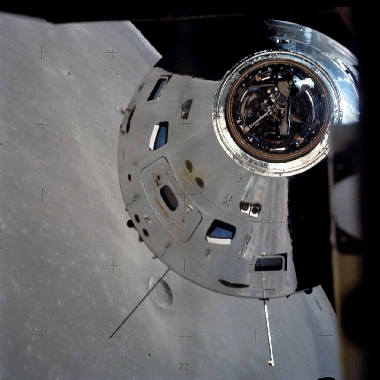 Az Apollo 17 parancsnoki/szolgáltatási moduljai a pályán lévő holdmodulról fényképezve alkotó: Unbekannt