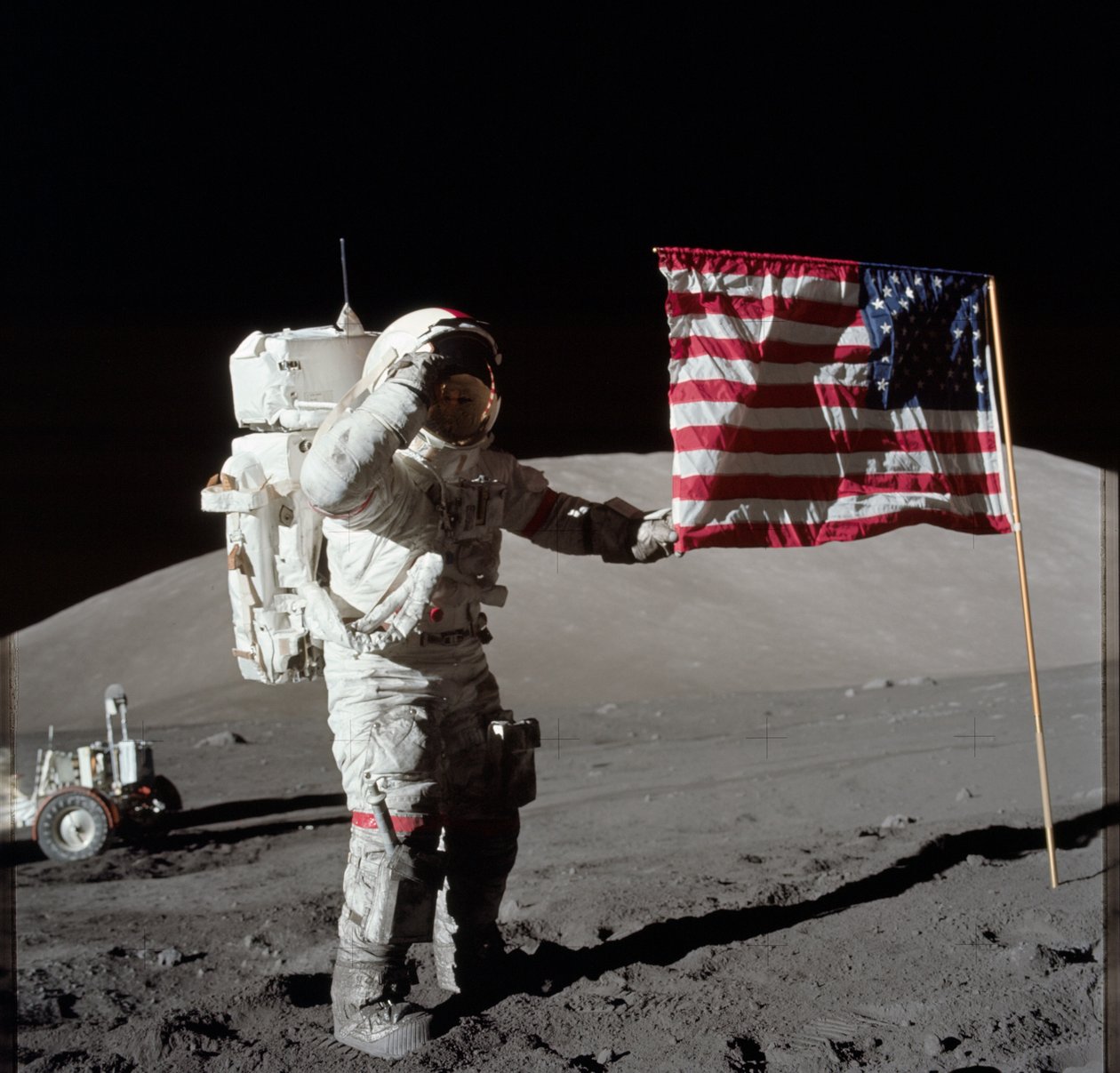 Eugene A. Cernan űrhajós, az Apollo 17 parancsnoka az Egyesült Államok lobogója mellett készült a Hold felszínén végzett extravehikuláris tevékenység (EVA) során a Taurus-Littrow leszállóhelyen. A zászló legmagasabb része bolygónk felé mutat alkotó: Unbekannt