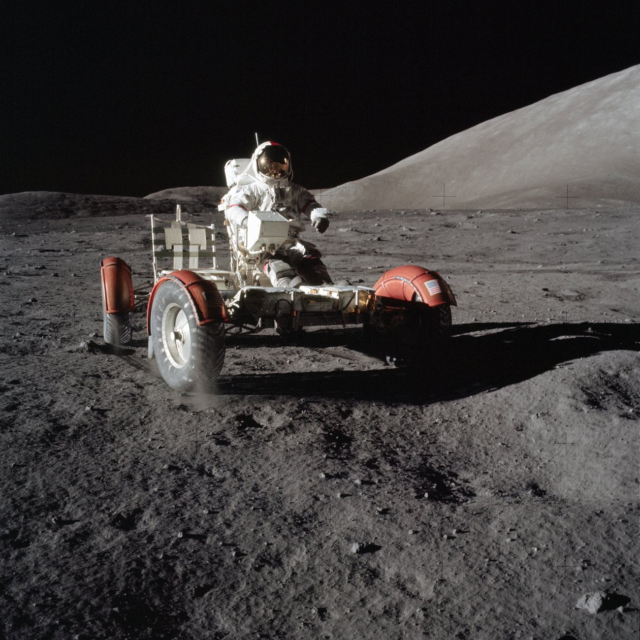 Eugene Cernan űrhajós vezeti a Lunar Roving Vehicle-t az első EVA során alkotó: Unbekannt