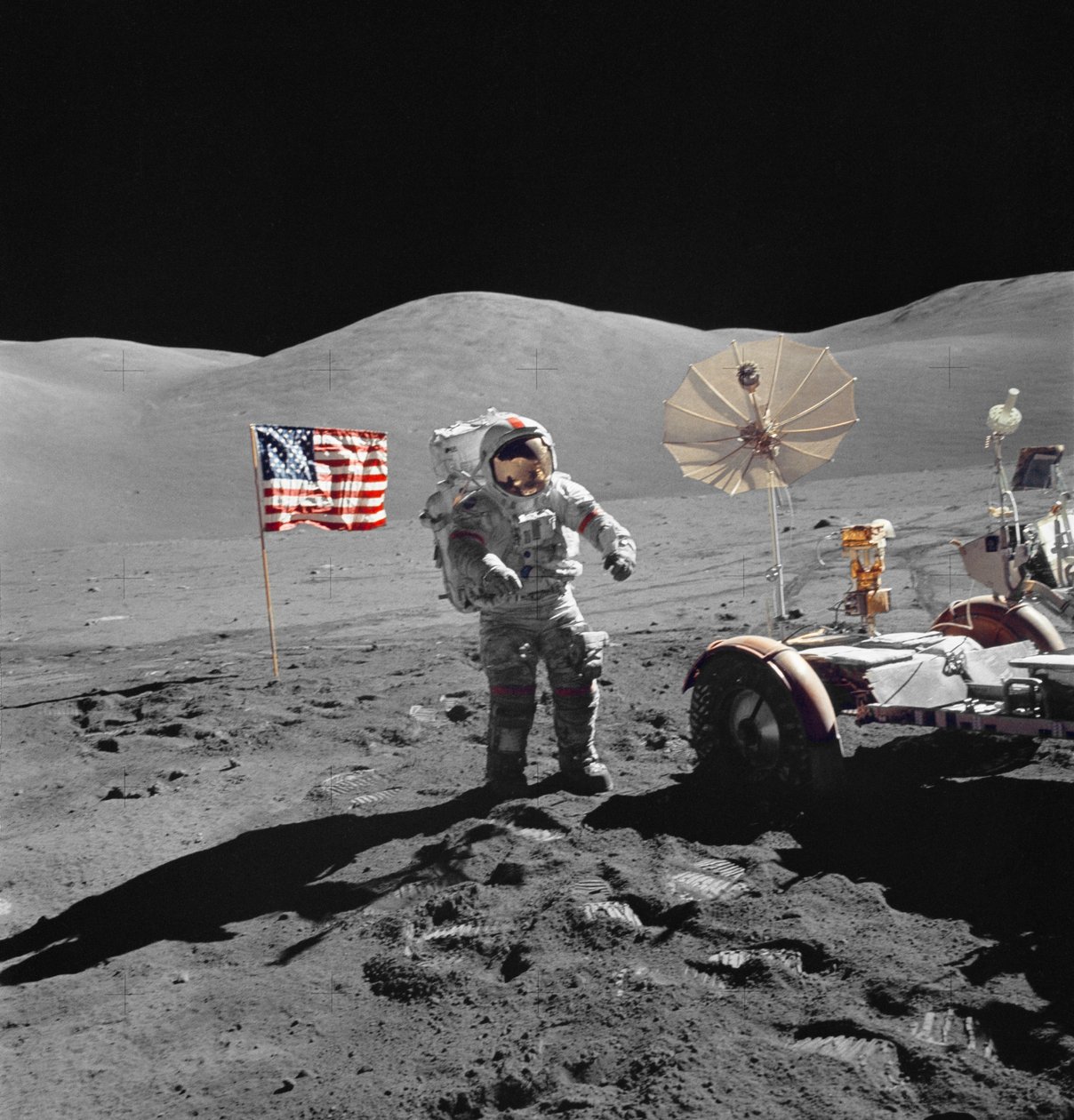 Eugene Cernan űrhajós az LRV felé sétál az EVA alatt alkotó: Unbekannt