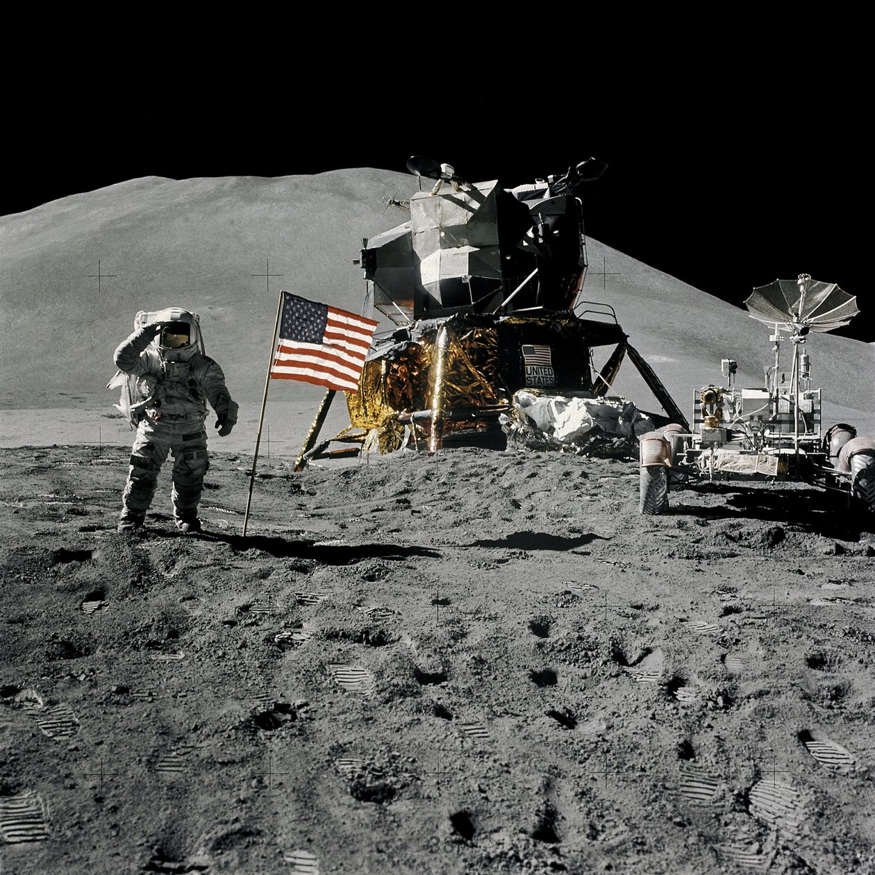 Jim Irwin űrhajós tiszteleg az amerikai zászló előtt az Apollo 15 küldetés során alkotó: Unbekannt