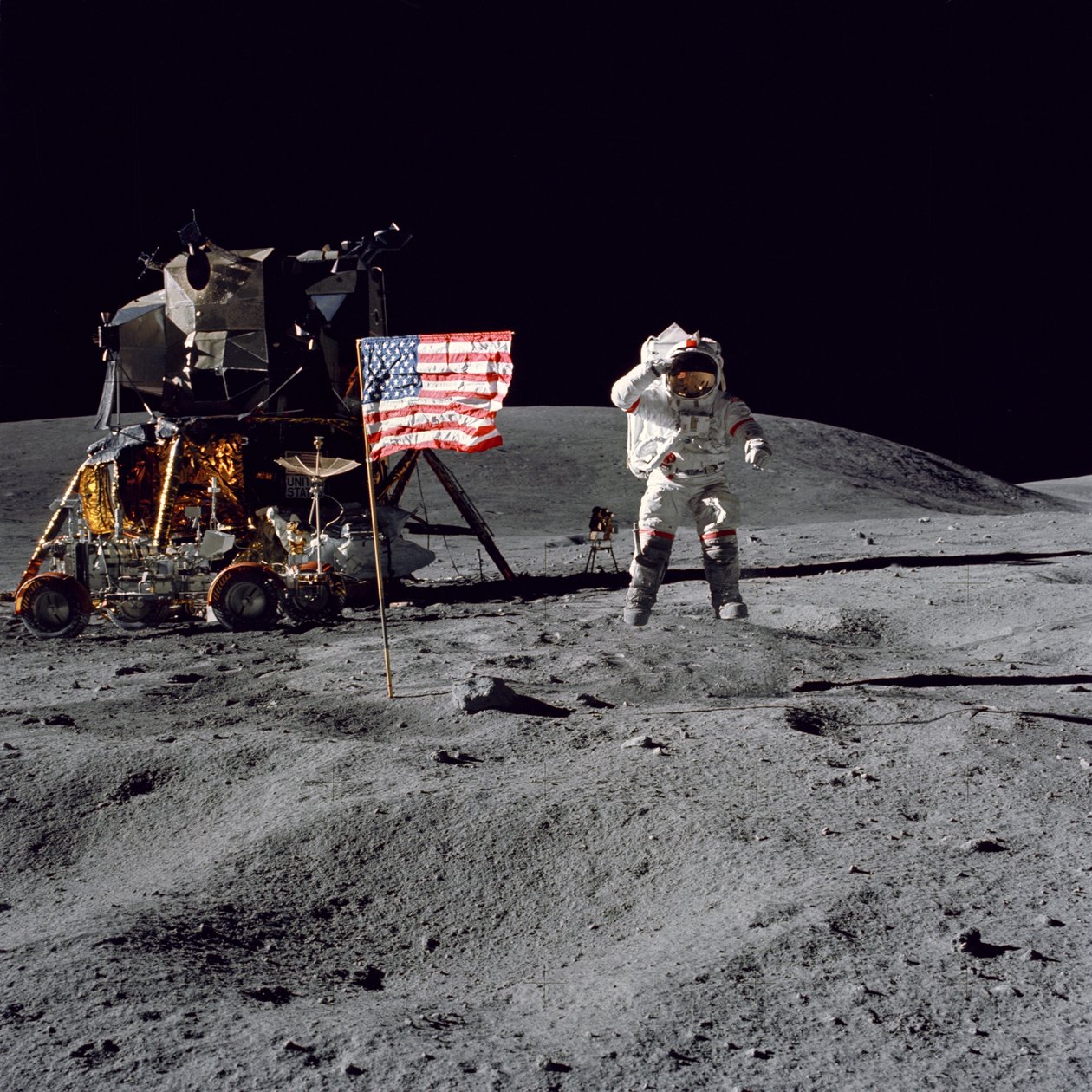 John W. Young űrhajós tiszteleg az Egyesült Államok zászlója előtt az Apollo 16 küldetése során alkotó: Unbekannt