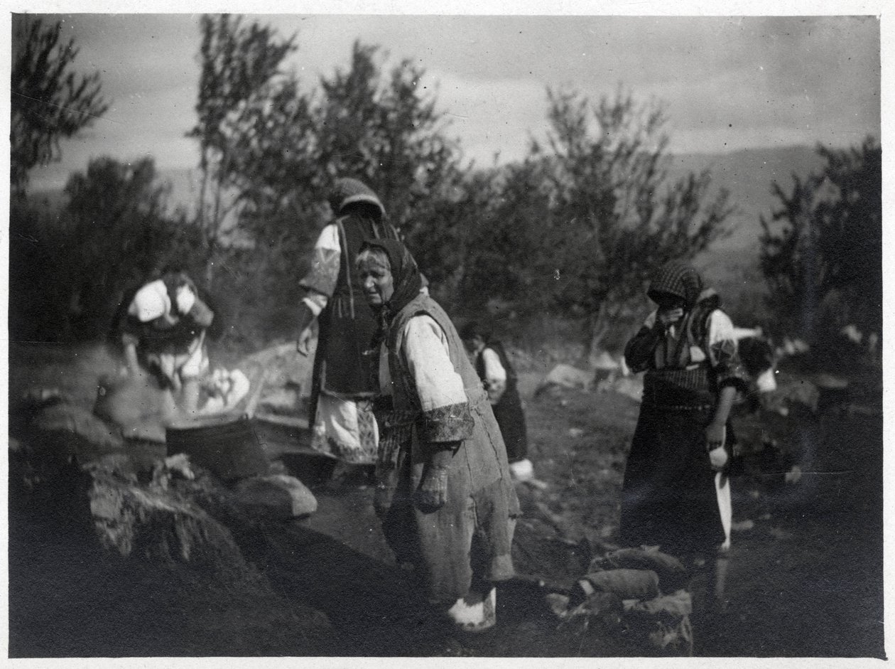 Balkán-félsziget: Nők egy fazék előtt a tűzön - Képeslap 1914-1918 alkotó: William M. Timlin