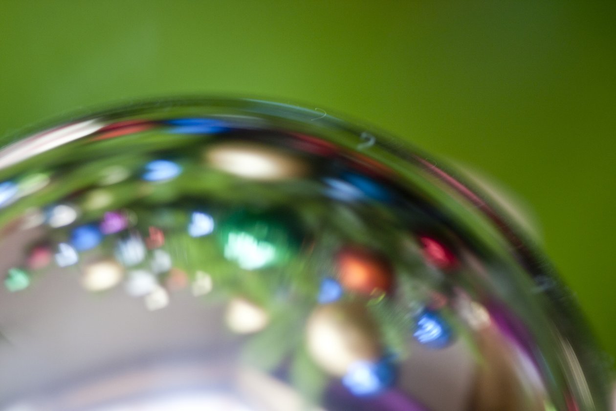 Bauble (photograph) alkotó: Unbekannter Künstler