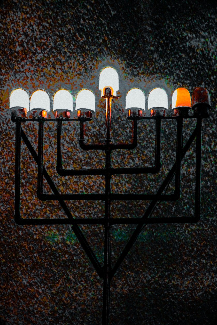 Big Synagogue Menorah, 2018 (kézzel átfestett fénykép) alkotó: Unbekannter Künstler