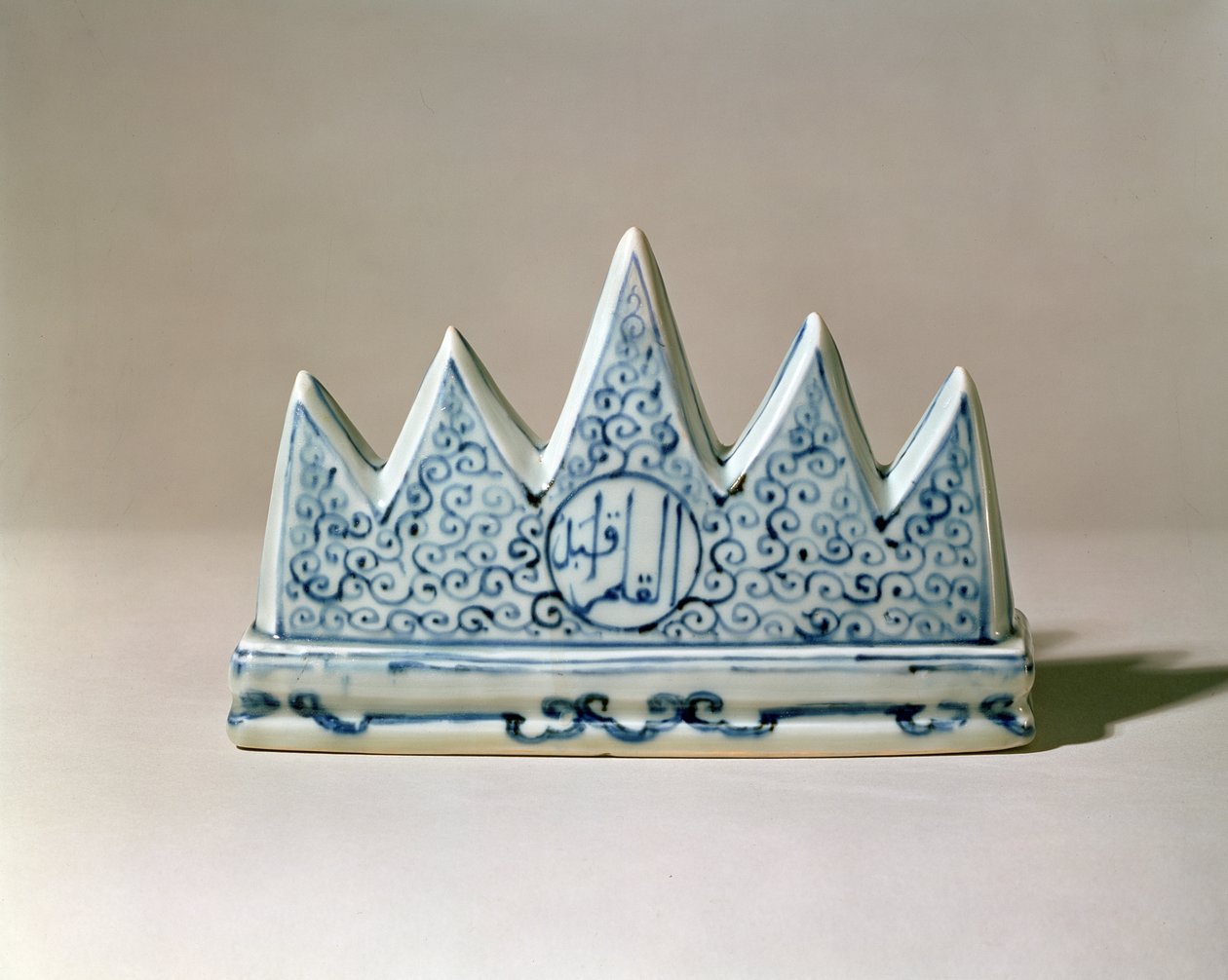 Kék-fehér ecsettartó, ötcsúcsos hegyként mintázva, Ming-dinasztia (1368-1644) (porcelán kék aláfestéssel) (lásd: 118604) alkotó: Unbekannt
