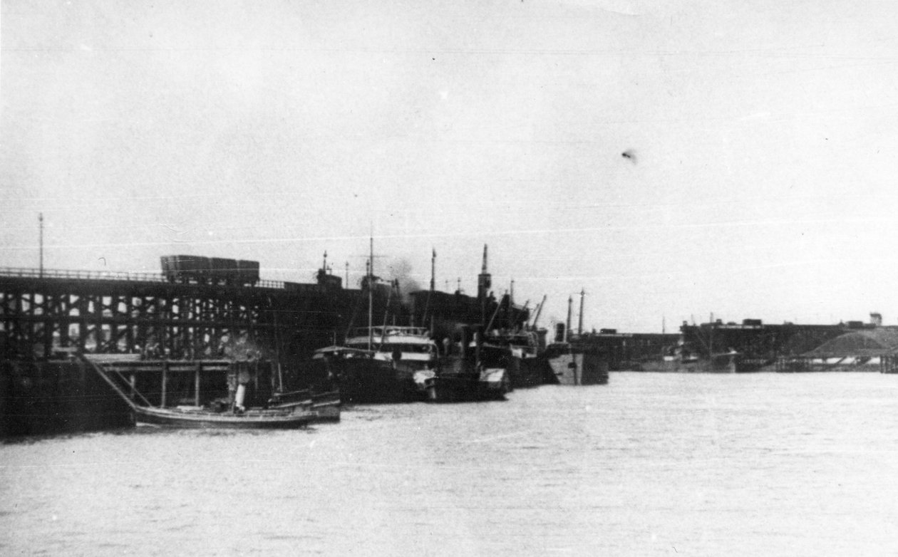 Blyth Harbour, amelyen a Blyth Staiths mellett heverő ütközők száma látható, az előtérben a Harbour Commission indítása alkotó: Unbekannt