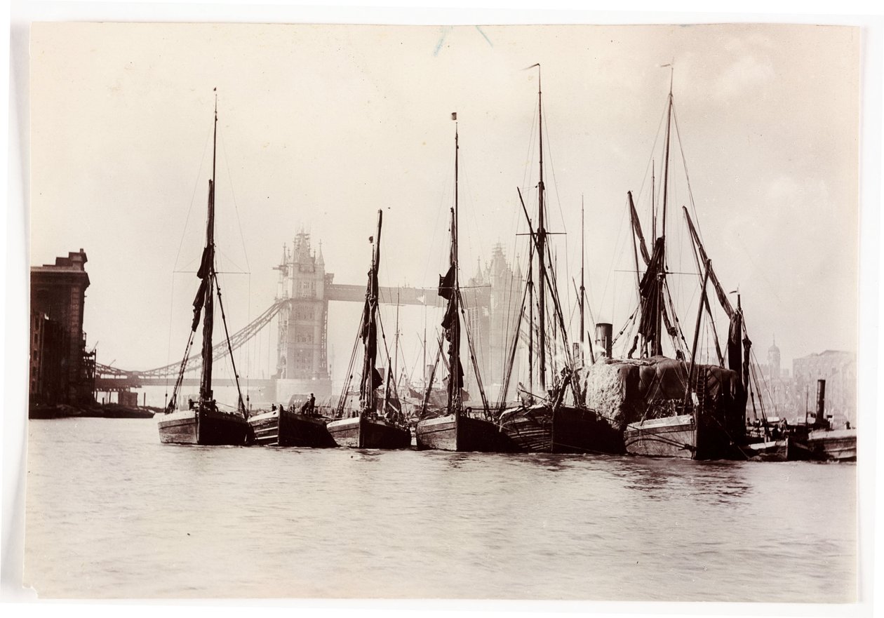 A Tower Bridge-nél kikötött hajók alkotó: Unbekannt