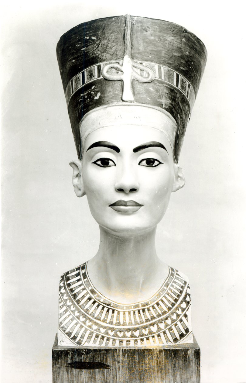 Nefertiti királynő mellszobra, elölnézet, mellszobor másolata az Aegyptisches Museumban, SMPK, Berlin (festett mészkő) (f/w fotó) (lásd még: 114018-20) alkotó: Unbekannt