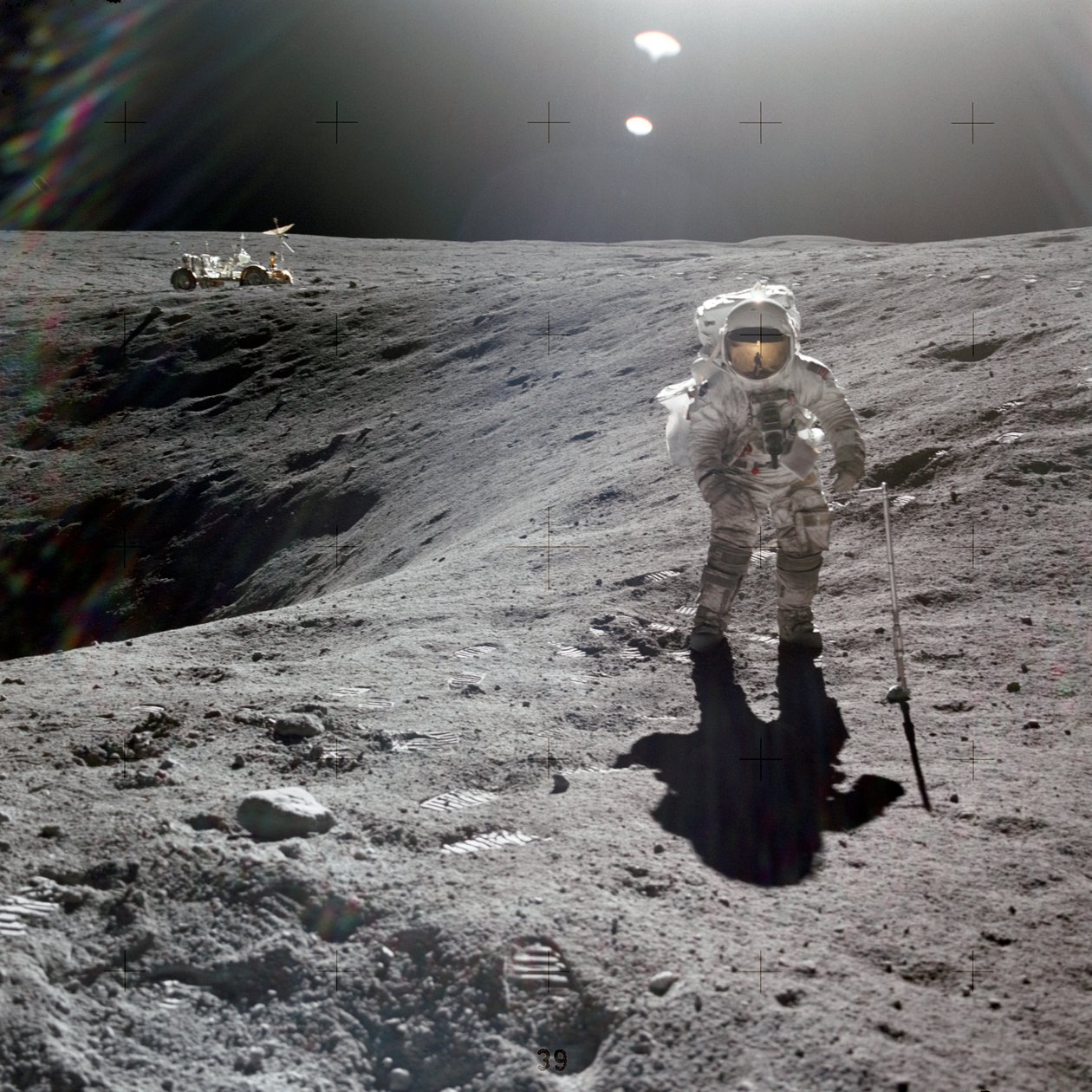 Charles M. Duke, Jr., az Apollo 16 küldetés holdmoduljának pilótája, holdmintákat gyűjt a Plum-kráter peremén, 1972. április (fotó) alkotó: Unbekannt