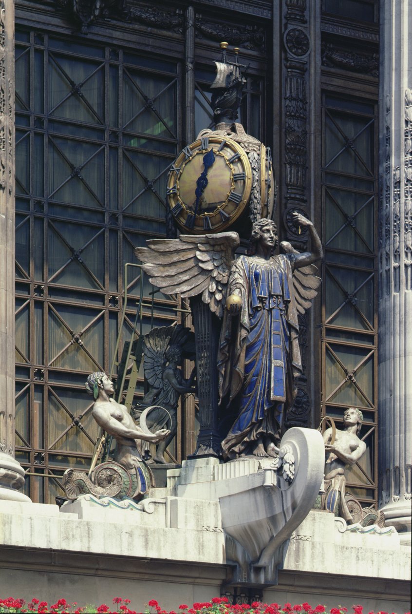 Óra az áruházból, amelyet a chicagói Daniel Burnham tervezett Frank Swales-szal egyeztetve, R.F.Atkinson kivitelezte és Sir John Burnett készítette el 1928-ban (fotó) alkotó: Unbekannt
