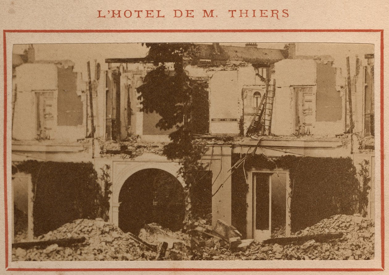 Commune de Paris (1871): Adolphe Thiers kastélya megsemmisült, miután 1871 májusában elkobozták vagyonát. Nyomtatás kartonra, Dim. 9x5,4 cm alkotó: Unbekannt