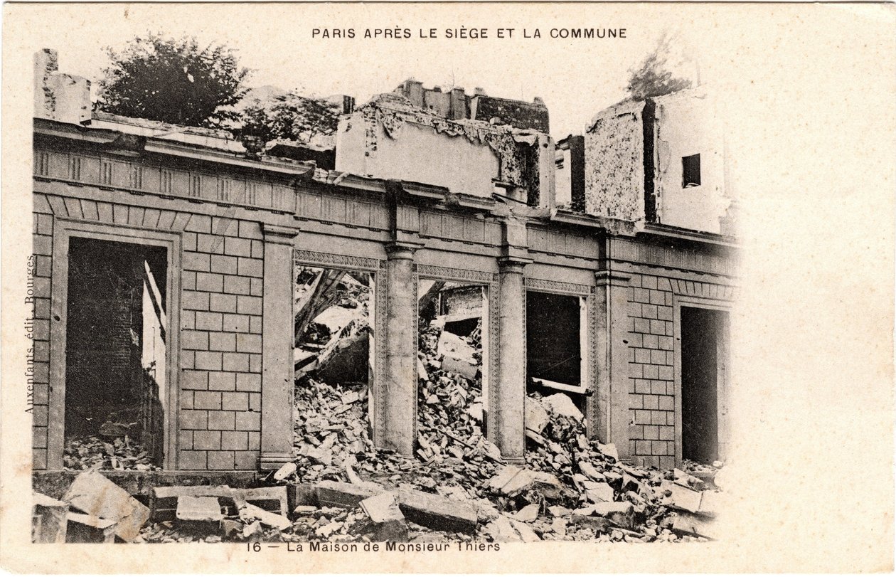 Commune de Paris (1871): Adolphe Thiers kastélya megsemmisült, miután 1871 májusában elkobozták vagyonát. Nyomtatás kartonra, Dim. 9x14 cm alkotó: Unbekannt
