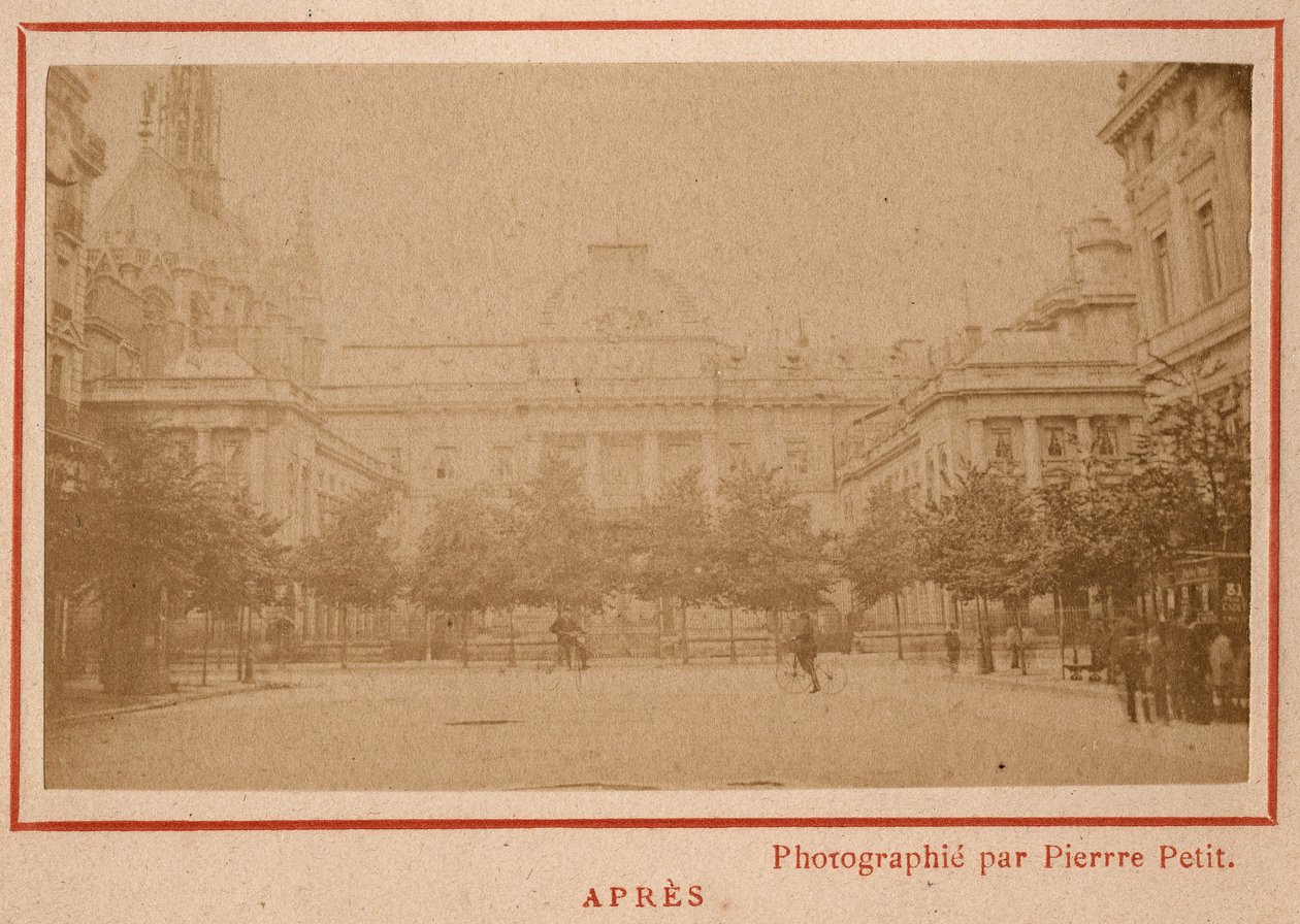 Commune de Paris (1871): a párizsi Palais de Justice kilátása az 1871. májusi tűzvész után. Pierre Pepetit fényképe. Nyomtatás kartonra, Dim. 9x5,4 cm alkotó: Unbekannt