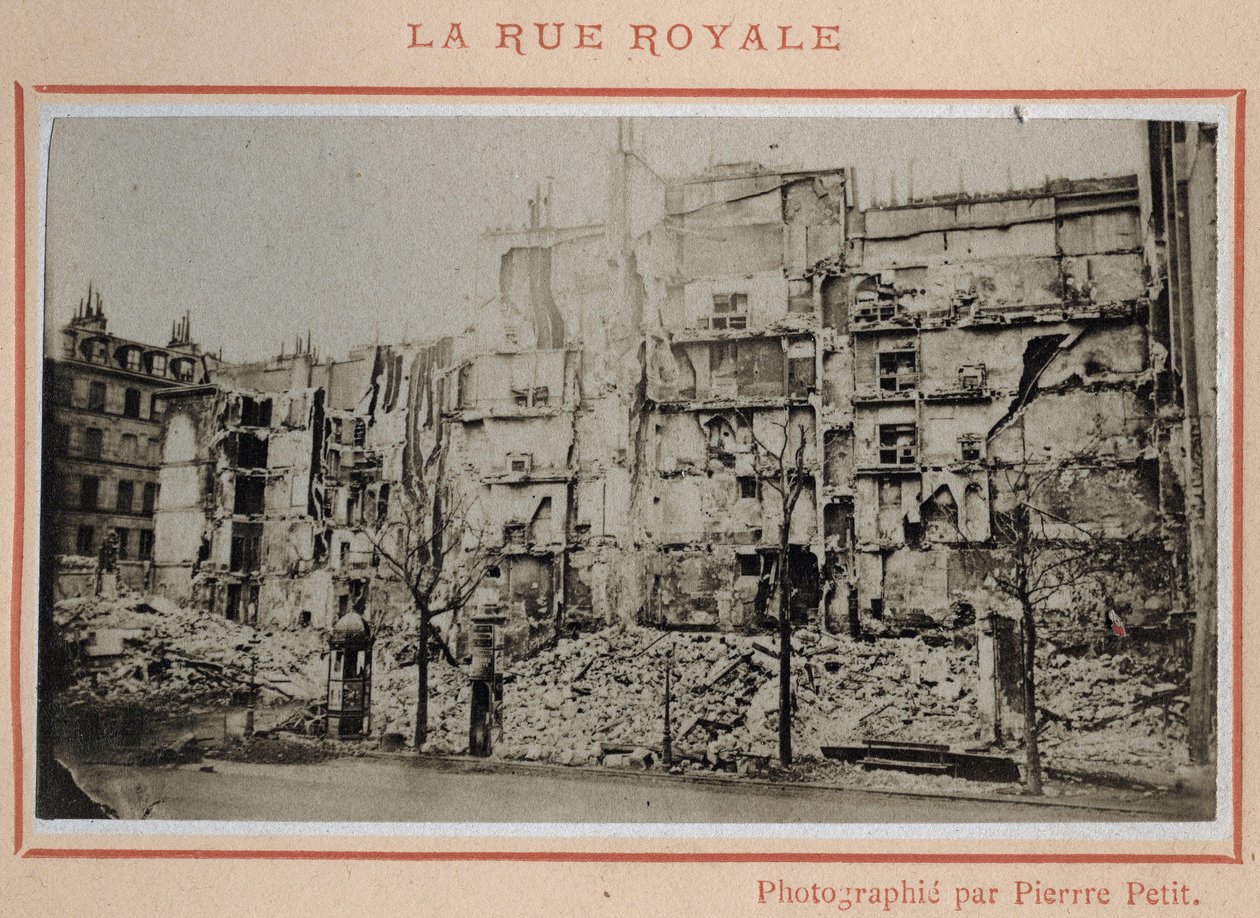 Commune de Paris (1871): kilátás a párizsi Rue Royale romjaira 1871 májusában. Pierre Pepetit fényképe. Nyomtatás kartonra, Dim. 9x5,4 cm alkotó: Unbekannt