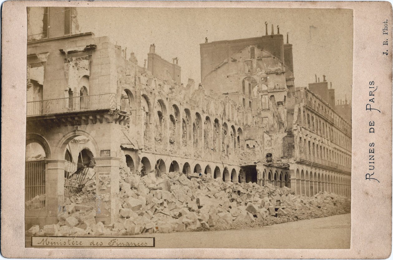 Commune de Paris: kilátás a párizsi pénzügyminisztérium romjaira 1871 májusában. Fénykép J.R. Dim. 16,3X10,8 cm alkotó: Unbekannt