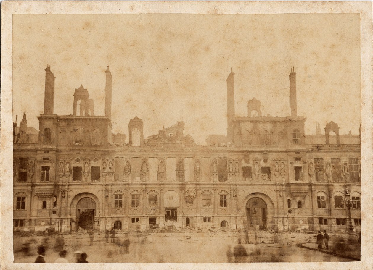 Párizs kommün (1871): kilátás az 1871. májusi városháza tüzére. Névtelen fényképezés, nyomat kartonra Dim. 15x10 cm alkotó: Unbekannt