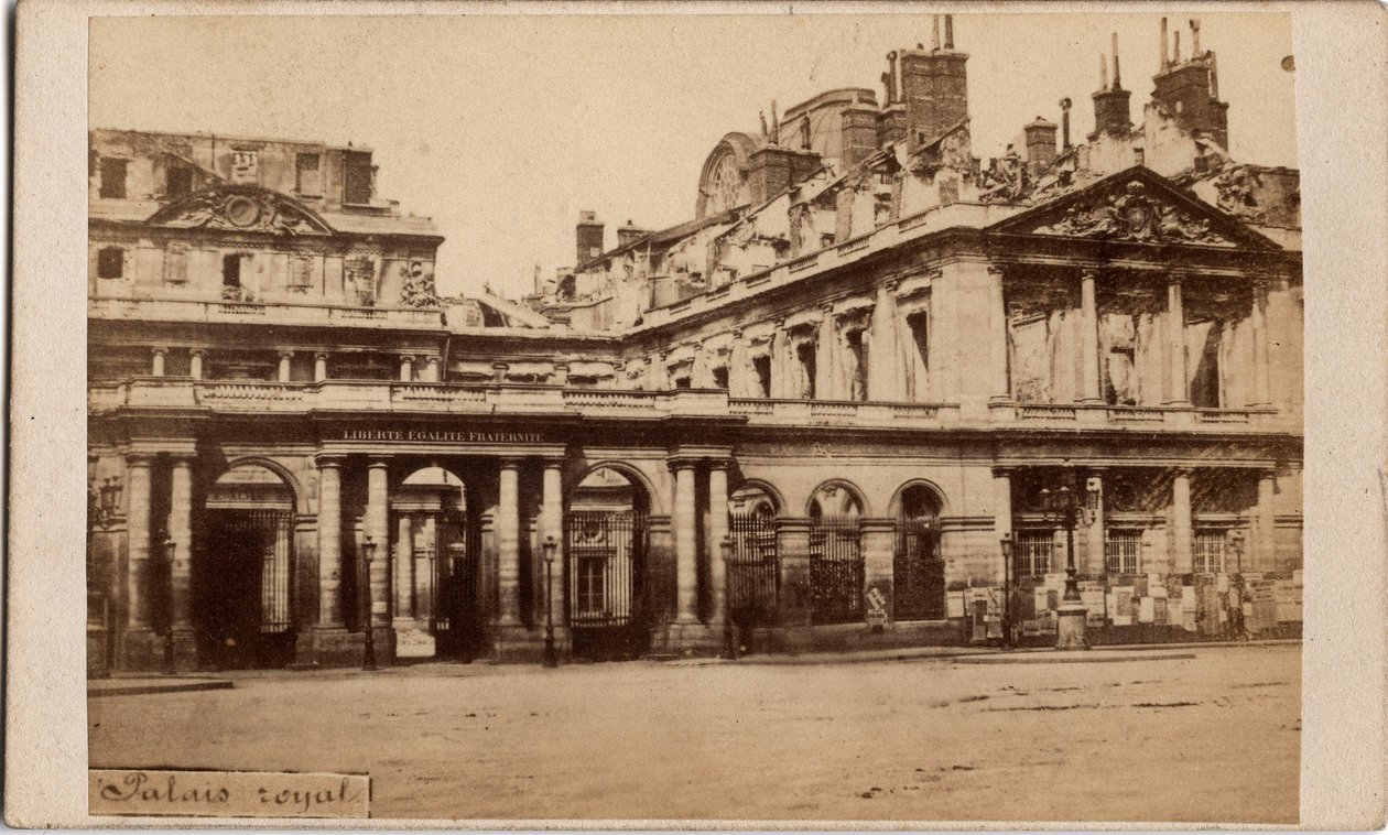 Paris Commune (1871): a Palais-Royal képe az 1871. májusi tűzvész után. Névtelen fényképezés. Nyomtatás kartonra Dim. 10x6,9 cm alkotó: Unbekannt