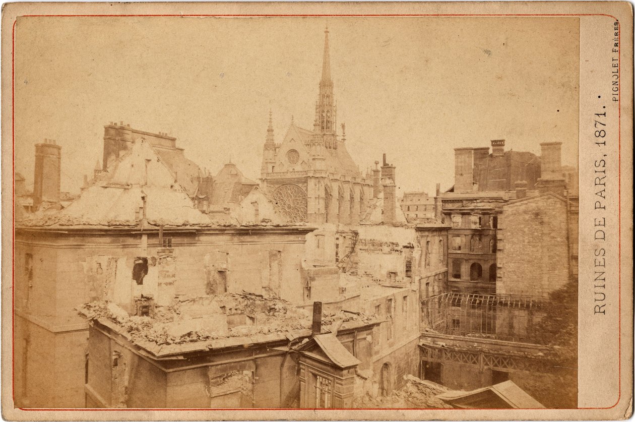 Párizs városa: kilátás a Palais de Justice romjaira és a Sainte Chapelle-re Párizsban 1871 májusában. Fényképezés Pignolet testvérek. Homályos. 16,3X10,8 cm alkotó: Unbekannter Künstler